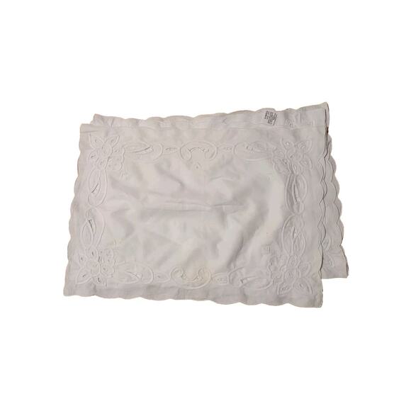 Vtg White Placemats 4 Cutwork Floral Embroidery Scallop Edge Cotton RN 59757 - Picture 2 of 16